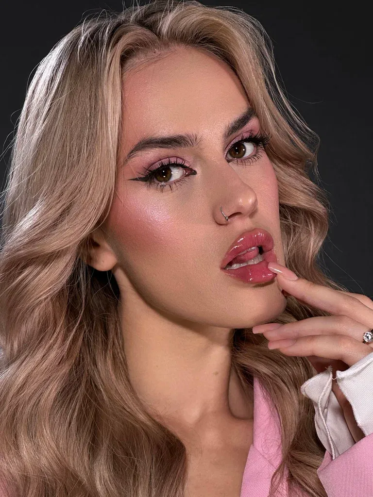 Magera. Makeup