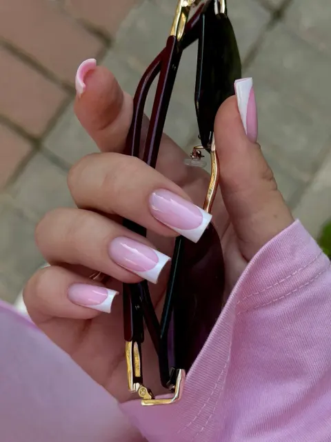 К рукам нежно